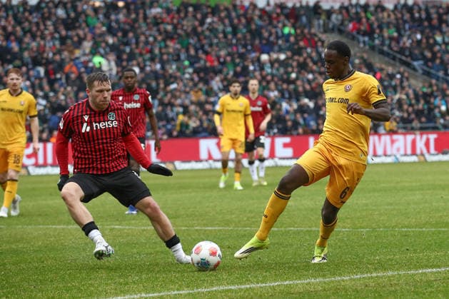 22.02.2026, xtgx, Fussball 2. Bundesliga, Hannover 96 - SG Dynamo Dresden emspor, v.l. Benjamin Källman (Hannover, 9), Kofi Amoako (Dresden, 6) (DFL DFB REGULATIONS PROHIBIT ANY USE OF PHOTOGRAPHS as IMAGE SEQUENCES and or QUASI-VIDEO) Hannover