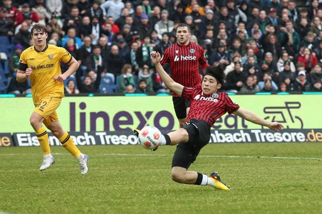 22.02.2026, xtgx, Fussball 2. Bundesliga, Hannover 96 - SG Dynamo Dresden emspor, v.l. Daisuke Yokota (Hannover, 18) verpasst den Ball (DFL DFB REGULATIONS PROHIBIT ANY USE OF PHOTOGRAPHS as IMAGE SEQUENCES and or QUASI-VIDEO) Hannover