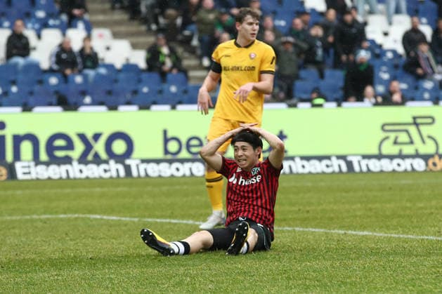22.02.2026, xtgx, Fussball 2. Bundesliga, Hannover 96 - SG Dynamo Dresden emspor, v.l. Daisuke Yokota (Hannover, 18) enttaeuscht, enttäuscht, schaut enttaeuscht, niedergeschlagen, disappointed (DFL DFB REGULATIONS PROHIBIT ANY USE OF PHOTOGRAPHS as IMAGE SEQUENCES and or QUASI-VIDEO) Hannover