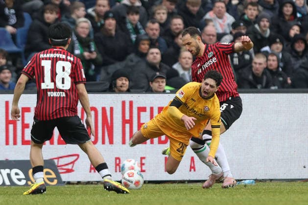 22.02.2026, xtgx, Fussball 2. Bundesliga, Hannover 96 - SG Dynamo Dresden emspor, v.l. Ben Bobzien (Dresden, 20), Virgil Ghita (Hannover, 5) Zweikampf, Duell, Kampf, tackle (DFL DFB REGULATIONS PROHIBIT ANY USE OF PHOTOGRAPHS as IMAGE SEQUENCES and or QUASI-VIDEO) Hannover