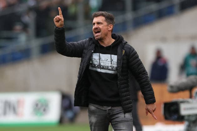 22.02.2026, xtgx, Fussball 2. Bundesliga, Hannover 96 - SG Dynamo Dresden emspor, v.l. Thomas Stamm (Dresden, Trainer) gibt Anweisungen, gestikuliert mit den Armen, gesticulate, gives instructions (DFL DFB REGULATIONS PROHIBIT ANY USE OF PHOTOGRAPHS as IMAGE SEQUENCES and or QUASI-VIDEO) Hannover