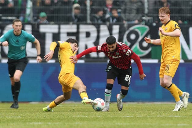 22.02.2026, xtgx, Fussball 2. Bundesliga, Hannover 96 - SG Dynamo Dresden emspor, v.l. Ben Bobzien (Dresden, 20), Elias Saad (Hannover), Robert Wagner (Dresden, 18) Zweikampf, Duell, Kampf, tackle (DFL DFB REGULATIONS PROHIBIT ANY USE OF PHOTOGRAPHS as IMAGE SEQUENCES and or QUASI-VIDEO) Hannover