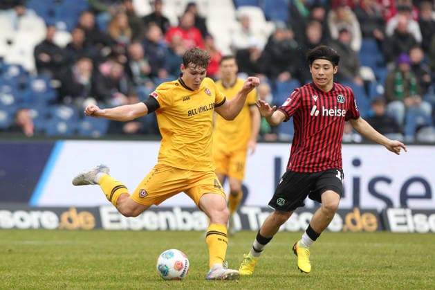 22.02.2026, xtgx, Fussball 2. Bundesliga, Hannover 96 - SG Dynamo Dresden emspor, v.l. Fridrich Mueller (Müller, Dresden, 42), Daisuke Yokota (Hannover, 18) (DFL DFB REGULATIONS PROHIBIT ANY USE OF PHOTOGRAPHS as IMAGE SEQUENCES and or QUASI-VIDEO) Hannover