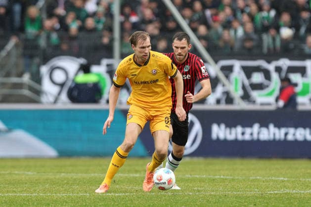 22.02.2026, xtgx, Fussball 2. Bundesliga, Hannover 96 - SG Dynamo Dresden emspor, v.l. Vincent Vermeij (Dresden, 9), Boris Tomiak (Hannover, 3) Zweikampf, Duell, Kampf, tackle (DFL DFB REGULATIONS PROHIBIT ANY USE OF PHOTOGRAPHS as IMAGE SEQUENCES and or QUASI-VIDEO) Hannover