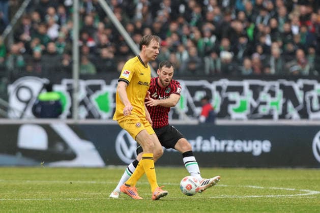 22.02.2026, xtgx, Fussball 2. Bundesliga, Hannover 96 - SG Dynamo Dresden emspor, v.l. Vincent Vermeij (Dresden, 9), Boris Tomiak (Hannover, 3) Zweikampf, Duell, Kampf, tackle (DFL DFB REGULATIONS PROHIBIT ANY USE OF PHOTOGRAPHS as IMAGE SEQUENCES and or QUASI-VIDEO) Hannover