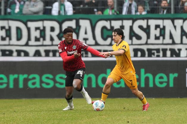 22.02.2026, xtgx, Fussball 2. Bundesliga, Hannover 96 - SG Dynamo Dresden emspor, v.l. Ime Okon (Hannover, 20), Jason Ceka (Dresden, 7) Zweikampf, Duell, Kampf, tackle (DFL DFB REGULATIONS PROHIBIT ANY USE OF PHOTOGRAPHS as IMAGE SEQUENCES and or QUASI-VIDEO) Hannover