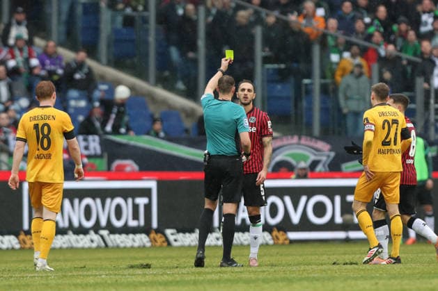 22.02.2026, xtgx, Fussball 2. Bundesliga, Hannover 96 - SG Dynamo Dresden emspor, v.l. Virgil Ghita (Hannover, 5) Gelbe Karte, yellow card (DFL DFB REGULATIONS PROHIBIT ANY USE OF PHOTOGRAPHS as IMAGE SEQUENCES and or QUASI-VIDEO) Hannover