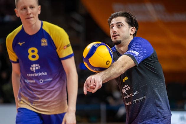 22.02.26, Volleyball, Männer: BR Volleys - Volley Goats Mitteldeutschland, Bundesliga, 23. Spieltag, Max-Schmeling-Halle. Arshia Feizollahi (Volley Goats) nimmt den Ball an. BR Volleys - Volley Goats Mitteldeutschland,