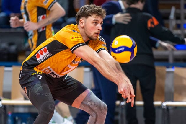 22.02.26, Volleyball, Männer: BR Volleys - Volley Goats Mitteldeutschland, Bundesliga, 23. Spieltag, Max-Schmeling-Halle. Simon Plaskie (BR Volleys) nimmt den Ball an. BR Volleys - Volley Goats Mitteldeutschland,