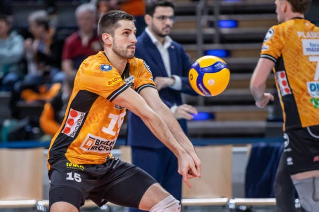 22.02.26, Volleyball, Männer: BR Volleys - Volley Goats Mitteldeutschland, Bundesliga, 23. Spieltag, Max-Schmeling-Halle. Moritz Reichert (BR Volleys) nimmt den Ball an. Moritz Reichert (BR Volleys) nimmt den Ball an. BR Volleys - Volley Goats Mitteldeutschland,