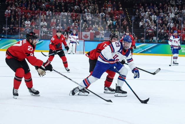 USA s Brock Nelson in action hidered by Canada s Shea Theodore during the Olympic Winter games, Winterspiele,Spiele, Summer games Milano-Cortina 2026, Men s Ice hockey, Eishockey Final - Canada vs USA on February 22, 2026 at Milano Santagiulia Ice Hockey Arena in Milan, Italy  Copyright: xFabrizioxCarabelli IPAxSportx xipa-agency.netx xx IPA_71870059 IPA_Agency_IPA71870059