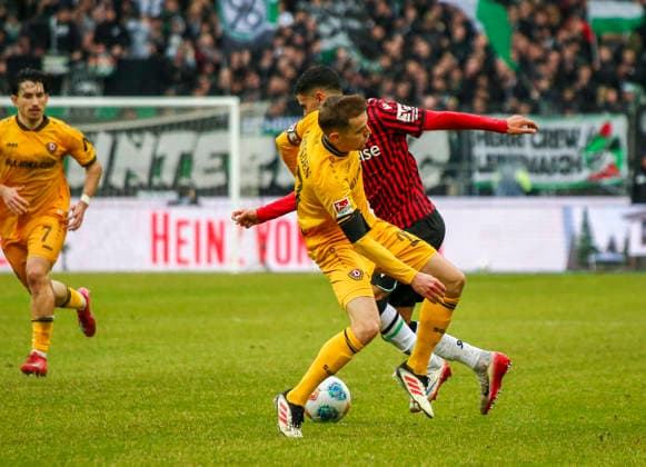 Deutschland: Fussball 2.Bundesliga 2025 2026, 23. Spieltag - Hannover 96 vs Dynamo Dresden - Heinz von Heiden Arena Stadion (Hannover): im Zweikampf Elias Saad (Hannover 96, 24) Niklas Hauptmann (Dynamo Dresden, 27) Hannover