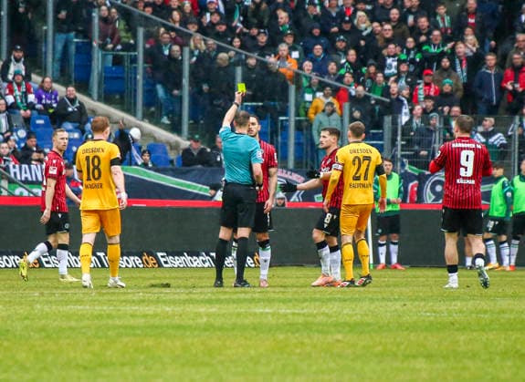 Deutschland: Fussball 2.Bundesliga 2025 2026, 23. Spieltag - Hannover 96 vs Dynamo Dresden - Heinz von Heiden Arena Stadion (Hannover): Gelbe Karte für Spieler Virgil GhiÅ£Äƒ Virgil Ghita (Hannover 96, 5) Hannover