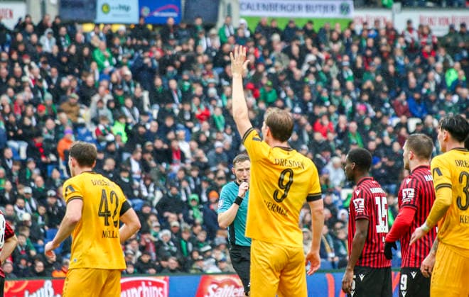 Deutschland: Fussball 2.Bundesliga 2025 2026, 23. Spieltag - Hannover 96 vs Dynamo Dresden - Heinz von Heiden Arena Stadion (Hannover): Geste, Gestik, Emotion Vincent Vermeij (Dynamo Dresden, 9) Hannover