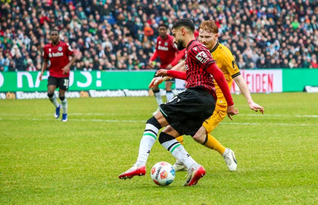Deutschland: Fussball 2.Bundesliga 2025 2026, 23. Spieltag - Hannover 96 vs Dynamo Dresden - Heinz von Heiden Arena Stadion (Hannover): am Ball Elias Saad (Hannover 96, 24) Hannover
