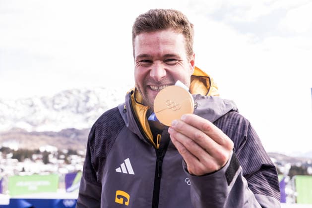 CORTINA, ITALY - FEBRUARY 22: Gold medalist Johannes Lochner (Germany) presenting his final medal after ending his career during the Bobsleigh 4-man medal ceremony at the Milano Cortina 2026 Olympics at Cortina Sliding Centre on day 16 of the Milano Cortina 2026 Olympics on February 22, 2026 in Cortina, Italy. Editorial use only. Italy Copyright: xSteffiexWunderlx