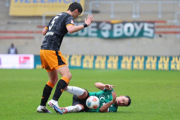 22.02.2026, xrekx, Fussball 2.Bundesliga, Preußen Münster - 1.FC Kaiserslautern v.l. Ji-soo Kim (1.FC Kaiserslautern) Yassine Bouchama (Preussen Muenster) Zweikampf, Aktion, action, battle for the ball (DFL DFB REGULATIONS PROHIBIT ANY USE OF PHOTOGRAPHS as IMAGE SEQUENCES and or QUASI-VIDEO) Münster