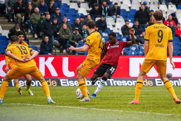 Deutschland: Fussball 2.Bundesliga 2025 2026, 23. Spieltag - Hannover 96 vs Dynamo Dresden - Heinz von Heiden Arena Stadion (Hannover): Torchance NoÃ«l AsÃ ko Noel Aseko (Hannover 96, 15) Hannover