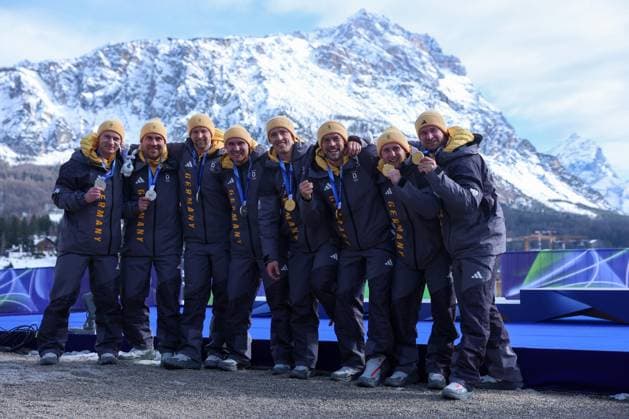 Olympische Winterspiele Milano Cortina 2026 Bob Viererbob Männer am 22.02.2026 im Cortina Sliding Centre in Cortina d™Ampezzo Deutschland gewinnt Gold und Silber beim Viererbob der Männer *** Olympic Winter Games Milano Cortina 2026 Bobsleigh four-man on 22 02 2026 at the Cortina Sliding Center in Cortina d™Ampezzo Germany wins gold and silver in the mens four-man bobsleigh event xMSx