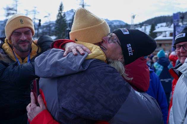 Olympische Winterspiele Milano Cortina 2026 Bob Viererbob Männer am 22.02.2026 im Cortina Sliding Centre in Cortina d™Ampezzo Jorn Wenzel ( Deutschland ), mitte gewinnt die Gold Medaille und feiert mit seiner Familie *** Olympic Winter Games Milano Cortina 2026 Bobsleigh 4-man on 22 02 2026 at the Cortina Sliding Center in Cortina d™Ampezzo Jorn Wenzel Germany , with middle wins the gold medal and celebrates with his family xMSx