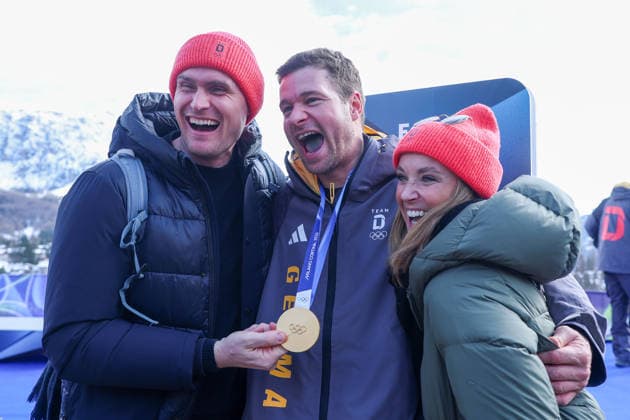 Olympische Winterspiele Milano Cortina 2026 Bob Viererbob Männer am 22.02.2026 im Cortina Sliding Centre in Cortina d™Ampezzo Johannes Lochner ( Deutschland ), mitte feiert seine Gold Medaille mit seinen Freunden *** Olympic Winter Games Milano Cortina 2026 Bobsleigh 4-man on 22 02 2026 at the Cortina Sliding Center in Cortina d™Ampezzo Johannes Lochner Germany , middle celebrates his gold medal with his friends xMSx