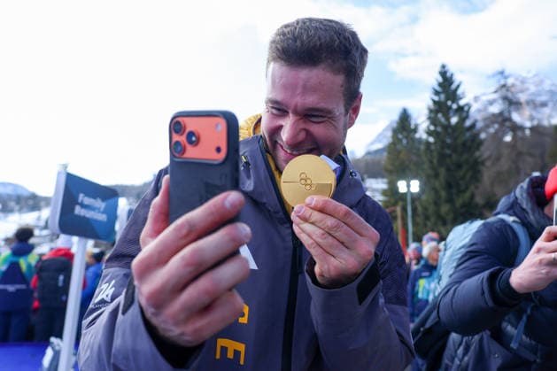 Olympische Winterspiele Milano Cortina 2026 Bob Viererbob Männer am 22.02.2026 im Cortina Sliding Centre in Cortina d™Ampezzo Johannes Lochner gewinnt die Gold Medaille und telefoniert mit seiner Frau *** Olympic Winter Games Milano Cortina 2026 Bobsleigh 4-man on 22 02 2026 at the Cortina Sliding Center in Cortina d™Ampezzo Johannes Lochner wins the gold medal and talks to his wife on the phone xMSx