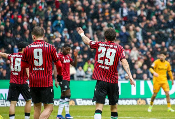 Deutschland: Fussball 2.Bundesliga 2025 2026, 23. Spieltag - Hannover 96 vs Dynamo Dresden - Heinz von Heiden Arena Stadion (Hannover): Kolja Oudenne (Hannover 96, 29) Benjamin Källman Benjamin Kallman (Hannover 96, 9)Geste, Gestik, Emotion Hannover