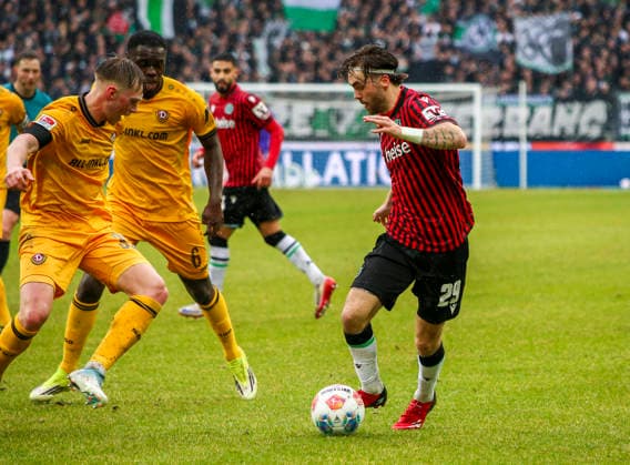 Deutschland: Fussball 2.Bundesliga 2025 2026, 23. Spieltag - Hannover 96 vs Dynamo Dresden - Heinz von Heiden Arena Stadion (Hannover): am Ball Kolja Oudenne (Hannover 96, 29) Hannover