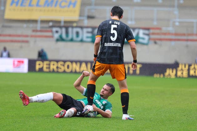 22.02.2026, xrekx, Fussball 2.Bundesliga, Preußen Münster - 1.FC Kaiserslautern v.l. Yassine Bouchama (Preussen Muenster) Ji-soo Kim (1.FC Kaiserslautern) (DFL DFB REGULATIONS PROHIBIT ANY USE OF PHOTOGRAPHS as IMAGE SEQUENCES and or QUASI-VIDEO) Münster