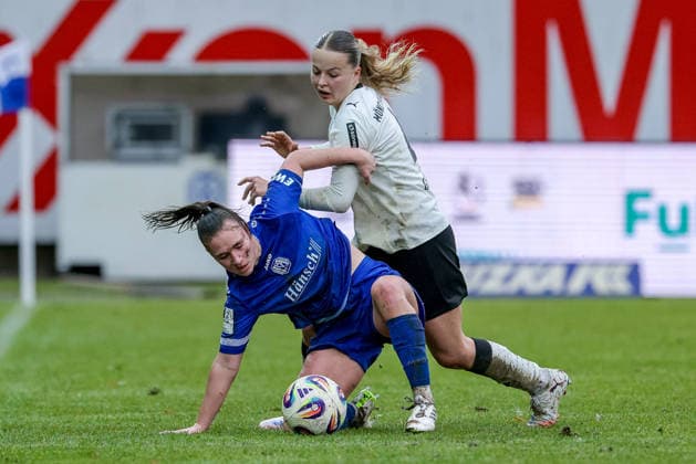 v.li.: Lana Hubbeling (SV Meppen, 18) und Sophia Gerber (Borussia Mönchengladbach, 4) im Zweikampf, Duell, Dynamik, Aktion, Action, Spielszene, DIE DFB-RICHTLINIEN UNTERSAGEN JEGLICHE NUTZUNG VON FOTOS ALS SEQUENZBILDER UND ODER VIDEOÄHNLICHE FOTOSTRECKEN. DFB REGULATIONS PROHIBIT ANY USE OF PHOTOGRAPHS AS IMAGE SEQUENCES AND OR QUASI-VIDEO., 22.02.2026, Meppen (Deutschland), Fussball, 2. Frauen-Bundesliga, SV Meppen - Borussia Mönchengladbach