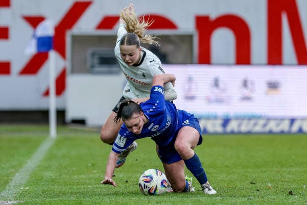 v.li.: Sophia Gerber (Borussia Mönchengladbach, 4) und Lana Hubbeling (SV Meppen, 18) im Zweikampf, Duell, Dynamik, Aktion, Action, Spielszene, DIE DFB-RICHTLINIEN UNTERSAGEN JEGLICHE NUTZUNG VON FOTOS ALS SEQUENZBILDER UND ODER VIDEOÄHNLICHE FOTOSTRECKEN. DFB REGULATIONS PROHIBIT ANY USE OF PHOTOGRAPHS AS IMAGE SEQUENCES AND OR QUASI-VIDEO., 22.02.2026, Meppen (Deutschland), Fussball, 2. Frauen-Bundesliga, SV Meppen - Borussia Mönchengladbach
