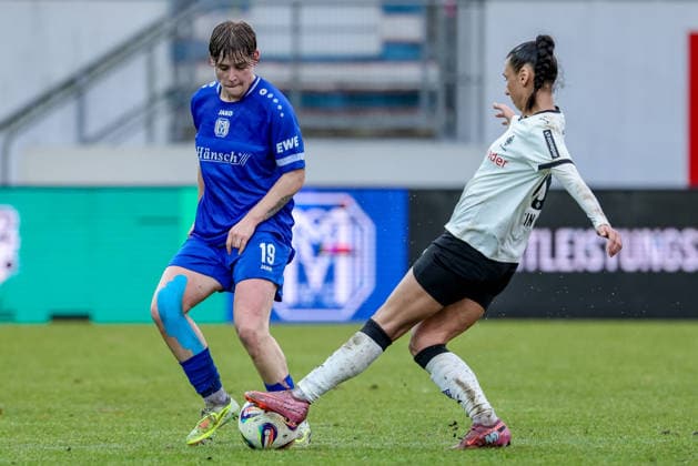 v.li.: Lea Mauly (SV Meppen, 19) und Miray Cin (Borussia Mönchengladbach, 10) im Zweikampf, Duell, Dynamik, Aktion, Action, Spielszene, DIE DFB-RICHTLINIEN UNTERSAGEN JEGLICHE NUTZUNG VON FOTOS ALS SEQUENZBILDER UND ODER VIDEOÄHNLICHE FOTOSTRECKEN. DFB REGULATIONS PROHIBIT ANY USE OF PHOTOGRAPHS AS IMAGE SEQUENCES AND OR QUASI-VIDEO., 22.02.2026, Meppen (Deutschland), Fussball, 2. Frauen-Bundesliga, SV Meppen - Borussia Mönchengladbach