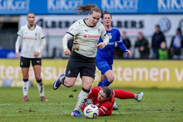 v.li.: Mia Giesen (Borussia Mönchengladbach, 19) legt den Ball an Isabel Rutishauser (Torhüterin, Torwart, SV Meppen, 28) vorbei, im Zweikampf, Duell, Dynamik, Aktion, Action, Spielszene, DIE DFB-RICHTLINIEN UNTERSAGEN JEGLICHE NUTZUNG VON FOTOS ALS SEQUENZBILDER UND ODER VIDEOÄHNLICHE FOTOSTRECKEN. DFB REGULATIONS PROHIBIT ANY USE OF PHOTOGRAPHS AS IMAGE SEQUENCES AND OR QUASI-VIDEO., 22.02.2026, Meppen (Deutschland), Fussball, 2. Frauen-Bundesliga, SV Meppen - Borussia Mönchengladbach