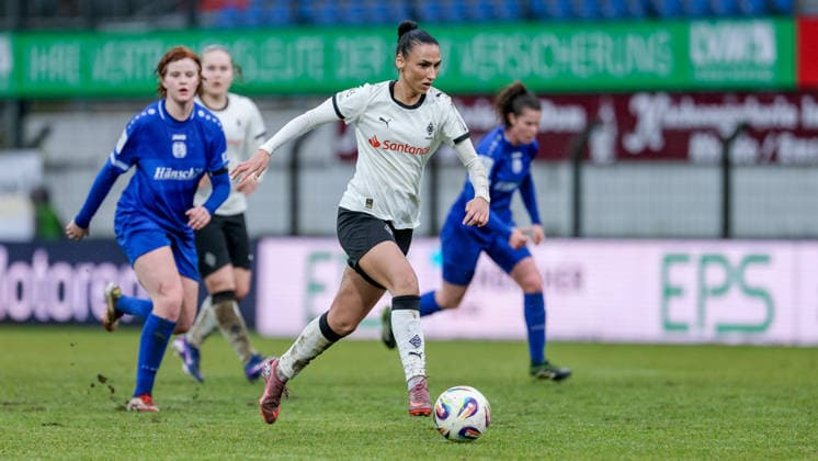 Miray Cin (Borussia Mönchengladbach, 10) am Ball, Einzelbild, Ganzkörper, Aktion, Action, Spielszene, DIE DFB-RICHTLINIEN UNTERSAGEN JEGLICHE NUTZUNG VON FOTOS ALS SEQUENZBILDER UND ODER VIDEOÄHNLICHE FOTOSTRECKEN. DFB REGULATIONS PROHIBIT ANY USE OF PHOTOGRAPHS AS IMAGE SEQUENCES AND OR QUASI-VIDEO., 22.02.2026, Meppen (Deutschland), Fussball, 2. Frauen-Bundesliga, SV Meppen - Borussia Mönchengladbach