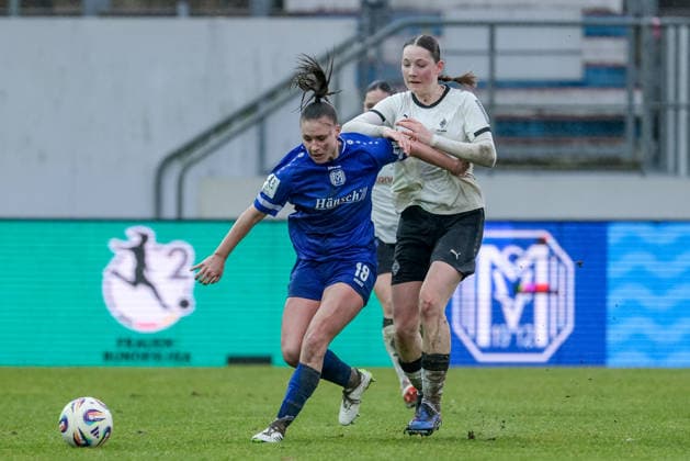 v.li.: Lana Hubbeling (SV Meppen, 18) und Fiona Itgenshorst (Borussia Mönchengladbach, 6) im Zweikampf, Duell, Dynamik, Aktion, Action, Spielszene, DIE DFB-RICHTLINIEN UNTERSAGEN JEGLICHE NUTZUNG VON FOTOS ALS SEQUENZBILDER UND ODER VIDEOÄHNLICHE FOTOSTRECKEN. DFB REGULATIONS PROHIBIT ANY USE OF PHOTOGRAPHS AS IMAGE SEQUENCES AND OR QUASI-VIDEO., 22.02.2026, Meppen (Deutschland), Fussball, 2. Frauen-Bundesliga, SV Meppen - Borussia Mönchengladbach