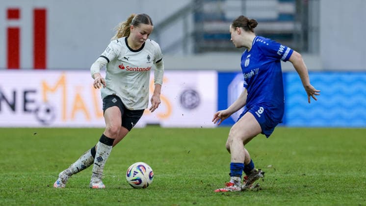 v.li.: Sophia Gerber (Borussia Mönchengladbach, 4) und Marleen Kropp (SV Meppen, 9) im Zweikampf, Duell, Dynamik, Aktion, Action, Spielszene, DIE DFB-RICHTLINIEN UNTERSAGEN JEGLICHE NUTZUNG VON FOTOS ALS SEQUENZBILDER UND ODER VIDEOÄHNLICHE FOTOSTRECKEN. DFB REGULATIONS PROHIBIT ANY USE OF PHOTOGRAPHS AS IMAGE SEQUENCES AND OR QUASI-VIDEO., 22.02.2026, Meppen (Deutschland), Fussball, 2. Frauen-Bundesliga, SV Meppen - Borussia Mönchengladbach