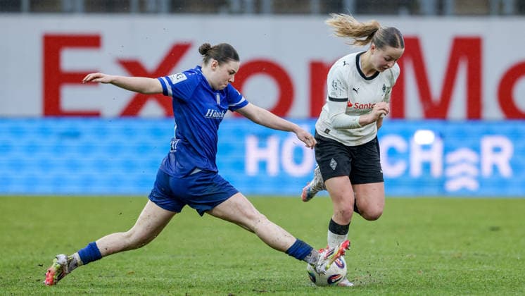 v.li.: Marleen Kropp (SV Meppen, 9) und Sophia Gerber (Borussia Mönchengladbach, 4) im Zweikampf, Duell, Dynamik, Aktion, Action, Spielszene, DIE DFB-RICHTLINIEN UNTERSAGEN JEGLICHE NUTZUNG VON FOTOS ALS SEQUENZBILDER UND ODER VIDEOÄHNLICHE FOTOSTRECKEN. DFB REGULATIONS PROHIBIT ANY USE OF PHOTOGRAPHS AS IMAGE SEQUENCES AND OR QUASI-VIDEO., 22.02.2026, Meppen (Deutschland), Fussball, 2. Frauen-Bundesliga, SV Meppen - Borussia Mönchengladbach