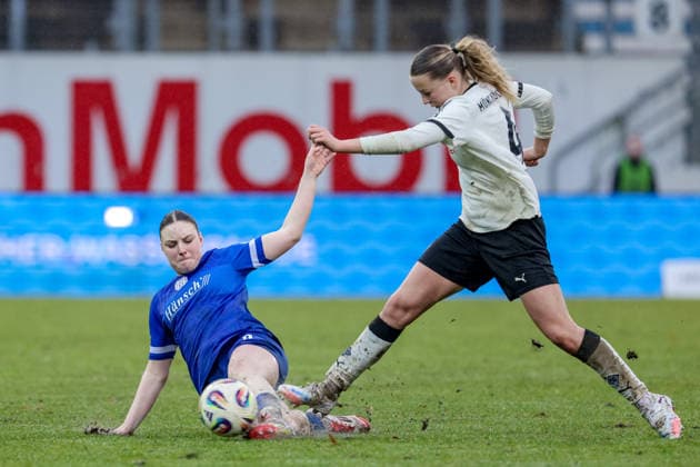 v.li.: Marleen Kropp (SV Meppen, 9) und Sophia Gerber (Borussia Mönchengladbach, 4) im Zweikampf, Duell, Dynamik, Aktion, Action, Spielszene, DIE DFB-RICHTLINIEN UNTERSAGEN JEGLICHE NUTZUNG VON FOTOS ALS SEQUENZBILDER UND ODER VIDEOÄHNLICHE FOTOSTRECKEN. DFB REGULATIONS PROHIBIT ANY USE OF PHOTOGRAPHS AS IMAGE SEQUENCES AND OR QUASI-VIDEO., 22.02.2026, Meppen (Deutschland), Fussball, 2. Frauen-Bundesliga, SV Meppen - Borussia Mönchengladbach