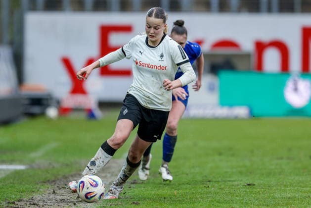 Sophia Gerber (Borussia Mönchengladbach, 4) am Ball, Einzelbild, Ganzkörper, Aktion, Action, Spielszene, DIE DFB-RICHTLINIEN UNTERSAGEN JEGLICHE NUTZUNG VON FOTOS ALS SEQUENZBILDER UND ODER VIDEOÄHNLICHE FOTOSTRECKEN. DFB REGULATIONS PROHIBIT ANY USE OF PHOTOGRAPHS AS IMAGE SEQUENCES AND OR QUASI-VIDEO., 22.02.2026, Meppen (Deutschland), Fussball, 2. Frauen-Bundesliga, SV Meppen - Borussia Mönchengladbach