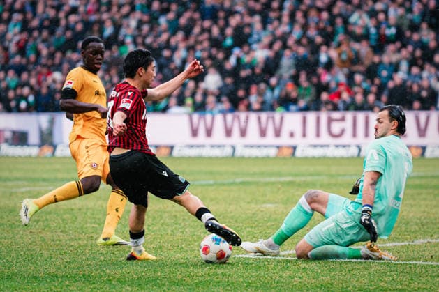 2. Bundesliga: Hannover 96 vs. Dynamo Dresden, 22.02.2026 Daisuke Yokota (Hannover 96, 18) spielt den Ball vor Tim Stanislaw Schreiber (SG Dynamo Dresden, 1); Fußball, 2. Bundesliga, 23. Spieltag: Hannover 96 vs. Dynamo Dresden am 22.02.2026 in der Heinz von Heiden Arena, Hannover DFL REGULATIONS PROHIBIT ANY USE OF PHOTOGRAPHS AS IMAGE SEQUENCES AND OR QUASI-VIDEO.