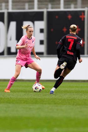 Google Pixel Frauen-Bundesliga: Bayer 04 Leverkusen - TSG 1899 Hoffenheim; 22.02.2026 Vanessa Diehm (TSG 1899 Hoffenheim, 6), Cornelia Kramer (Bayer 04 Leverkusen, 7) am 19. Spieltag der Google Pixel Frauen-Bundesliga im Spiel von Bayer 04 Leverkusen gegen die TSG 1899 Hoffenheim am 22.02.2026 im Ulrich-Haberland-Stadion in Leverkusen. Copyright: xBEAUTIFULxSPORTS Meuselx