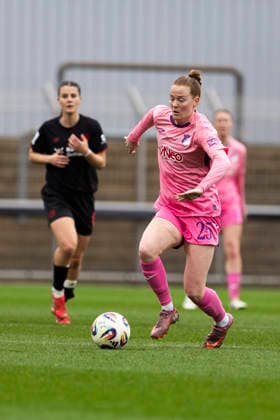 Google Pixel Frauen-Bundesliga: Bayer 04 Leverkusen - TSG 1899 Hoffenheim; 22.02.2026 Nikee Van Dijk (TSG 1899 Hoffenheim, 25) am 19. Spieltag der Google Pixel Frauen-Bundesliga im Spiel von Bayer 04 Leverkusen gegen die TSG 1899 Hoffenheim am 22.02.2026 im Ulrich-Haberland-Stadion in Leverkusen. Copyright: xBEAUTIFULxSPORTS Meuselx