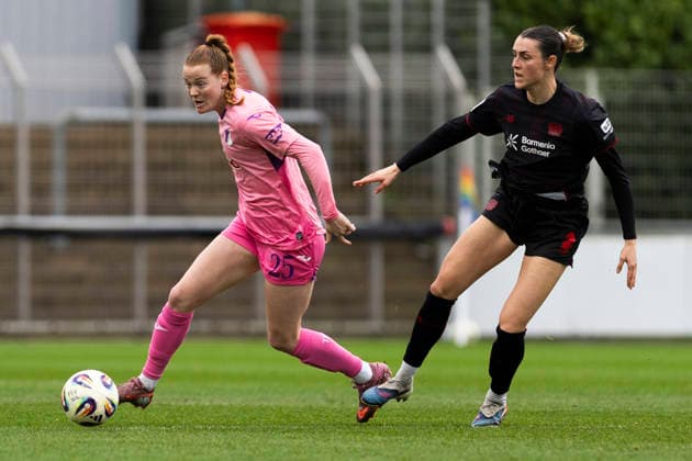 Google Pixel Frauen-Bundesliga: Bayer 04 Leverkusen - TSG 1899 Hoffenheim; 22.02.2026 Nikee Van Dijk (TSG 1899 Hoffenheim, 25), Selina Ostermeier (Bayer 04 Leverkusen, 2)am 19. Spieltag der Google Pixel Frauen-Bundesliga im Spiel von Bayer 04 Leverkusen gegen die TSG 1899 Hoffenheim am 22.02.2026 im Ulrich-Haberland-Stadion in Leverkusen. Copyright: xBEAUTIFULxSPORTS Meuselx