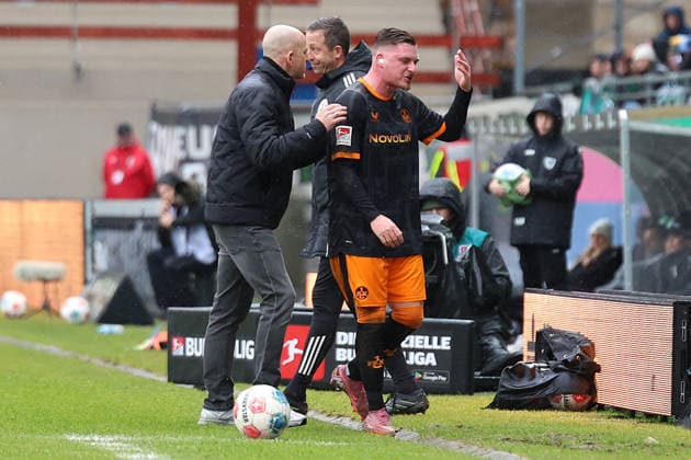 22.02.2026, xrekx, Fussball 2.Bundesliga, Preußen Münster - 1.FC Kaiserslautern v.l. Auswechslung Torsten Lieberknecht Trainer (1.FC Kaiserslautern) Marlon Ritter (1.FC Kaiserslautern) enttaeuscht, enttäuscht, schaut enttaeuscht, traurig, frustriert, niedergeschlagen, disappointed, sad, frustrated (DFL DFB REGULATIONS PROHIBIT ANY USE OF PHOTOGRAPHS as IMAGE SEQUENCES and or QUASI-VIDEO) Münster