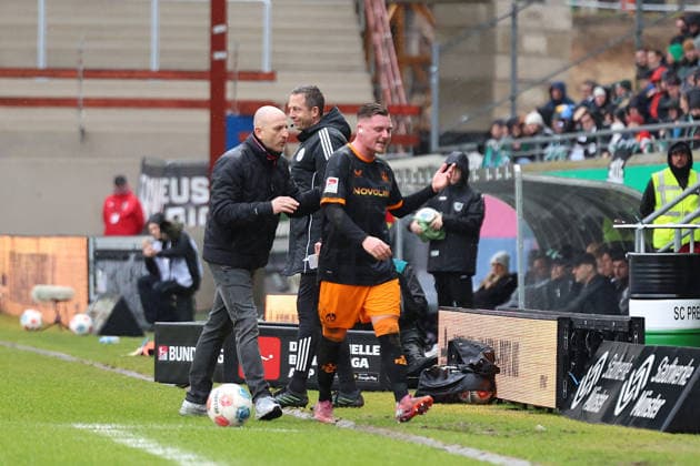 22.02.2026, xrekx, Fussball 2.Bundesliga, Preußen Münster - 1.FC Kaiserslautern v.l. Auswechslung Torsten Lieberknecht Trainer (1.FC Kaiserslautern) Marlon Ritter (1.FC Kaiserslautern) enttaeuscht, enttäuscht, schaut enttaeuscht, traurig, frustriert, niedergeschlagen, disappointed, sad, frustrated (DFL DFB REGULATIONS PROHIBIT ANY USE OF PHOTOGRAPHS as IMAGE SEQUENCES and or QUASI-VIDEO) Münster