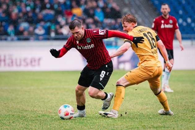 2. Bundesliga: Hannover 96 vs. Dynamo Dresden, 22.02.2026 Paul Benjamin Sven-Eber Källman (Hannover 96, 9) geht vorbei an Robert Wagner (SG Dynamo Dresden, 18); Fußball, 2. Bundesliga, 23. Spieltag: Hannover 96 vs. Dynamo Dresden am 22.02.2026 in der Heinz von Heiden Arena, Hannover DFL REGULATIONS PROHIBIT ANY USE OF PHOTOGRAPHS AS IMAGE SEQUENCES AND OR QUASI-VIDEO.