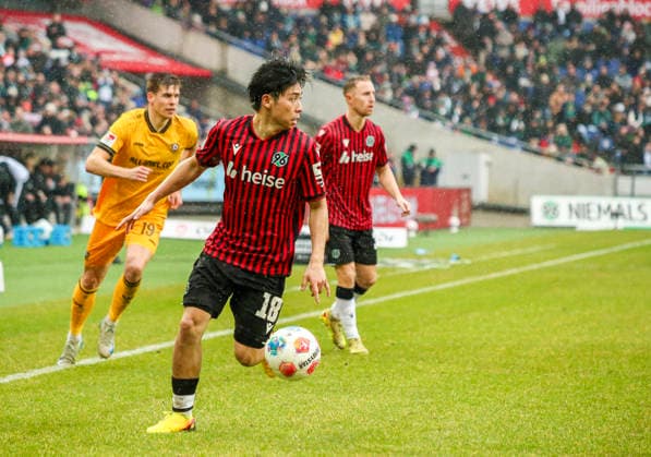 Deutschland: Fussball 2.Bundesliga 2025 2026, 23. Spieltag - Hannover 96 vs Dynamo Dresden - Heinz von Heiden Arena Stadion (Hannover): am Ball Daisuke Yokota (Hannover 96, 18) Hannover