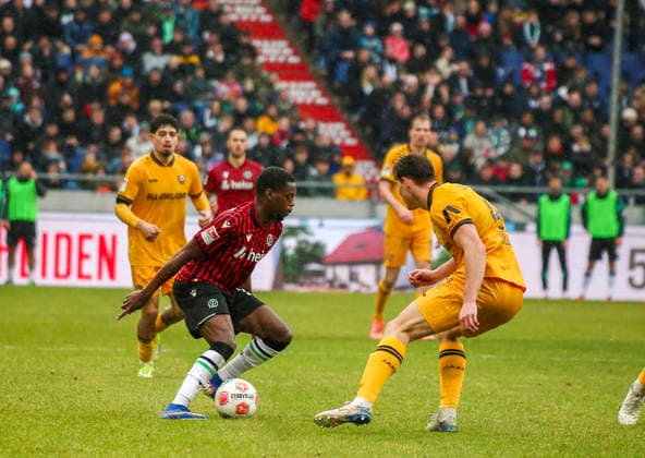 Deutschland: Fussball 2.Bundesliga 2025 2026, 23. Spieltag - Hannover 96 vs Dynamo Dresden - Heinz von Heiden Arena Stadion (Hannover): im Zweikampf NoÃ«l AsÃ ko Noel Aseko (Hannover 96, 15) Friedrich Müller Friedrich Muller (Dynamo Dresden, 42) Hannover