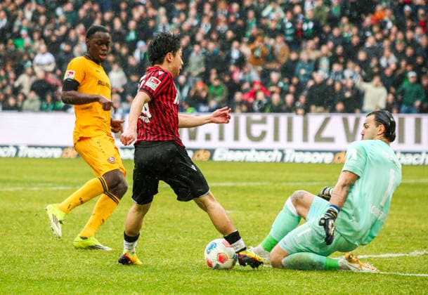 Deutschland: Fussball 2.Bundesliga 2025 2026, 23. Spieltag - Hannover 96 vs Dynamo Dresden - Heinz von Heiden Arena Stadion (Hannover): Torchance Daisuke Yokota (Hannover 96, 18) Tim Schreiber (Dynamo Dresden, 1) Hannover