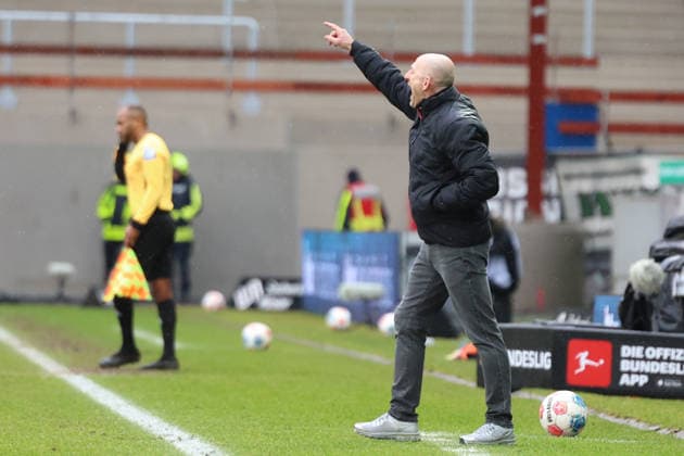 22.02.2026, xrekx, Fussball 2.Bundesliga, Preußen Münster - 1.FC Kaiserslautern v.l. Torsten Lieberknecht Trainer (1.FC Kaiserslautern) gibt Anweisungen, gestikuliert, mit den Armen gestikulieren gives instructions, gesticulate (DFL DFB REGULATIONS PROHIBIT ANY USE OF PHOTOGRAPHS as IMAGE SEQUENCES and or QUASI-VIDEO) Münster